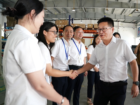 【20240906】集團領(lǐng)導(dǎo)慰問交通學(xué)校教師，何宇健（右一）（李阿梅攝）.jpg