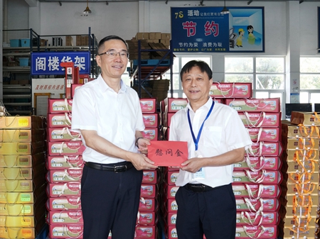 【20240906】集團領(lǐng)導(dǎo)慰問交通學(xué)校教師，柏衛(wèi)東（左）吳曉斌（右）（李阿梅攝）.jpg